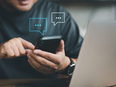 Eine Person nutzt die Threads App als Twitter-Alternative