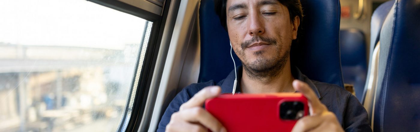 Mann streamt Video über Smartphone in Bahn