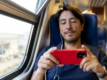 Mann streamt Video über Smartphone in Bahn