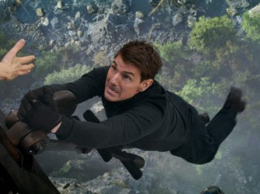 Tom Cruise hängt an einem Helikopter