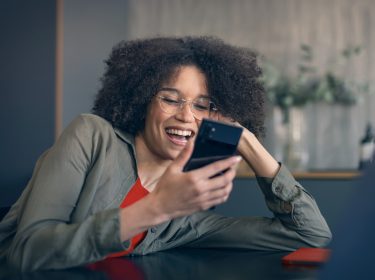 Handys mit induktivem Laden.