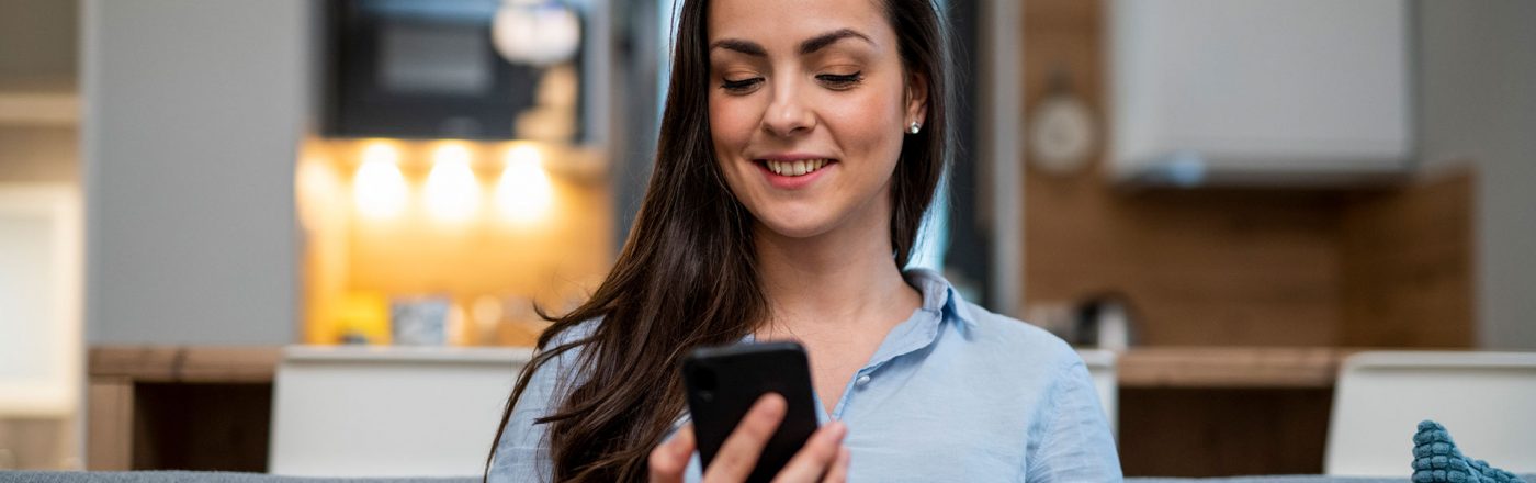 frau nutzt service-codes auf ihrem Smartphone