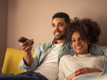 Pärchen schaut zusammen auf dem Sofa in die Vodafone Videothek