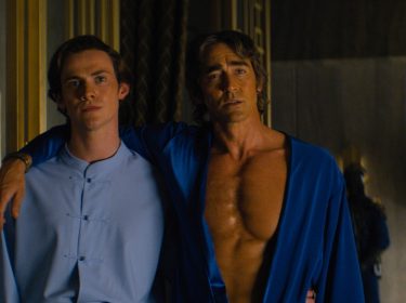 Zwei Männer in einem dunklen Raum