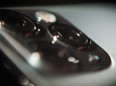 Kameramodul des iPhone 11 Pro in Großaufnahme mit Unschärfeeffekt