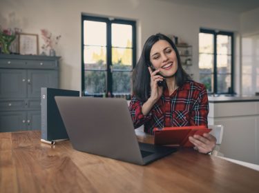 frau nutzt vodafone kabel anschluss zuhause