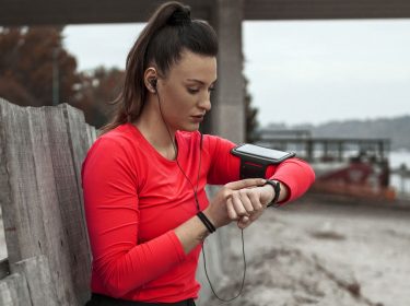 Frau schaut auf ihre Pixel Watch