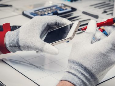 Smartphone wird beim Vodafone Reparatur-Service repariert