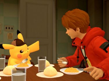 Meisterdetektiv Pikachu und sein Partner Tim Goodman sitzen gemeinsam am Tisch und essen