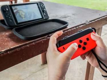 Ein Kind zockt Spiele ab 6 auf der Nintendo Switch