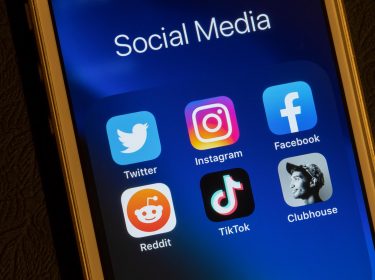 Ein Smartphone-Display mit verschiedenen Social-Media-Apps wie TikTok, Instagram und Co.