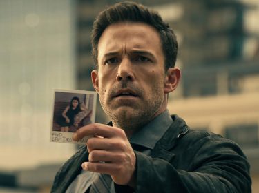 Ben Affleck hält als Polizist Danny ein Foto seiner Tochter
