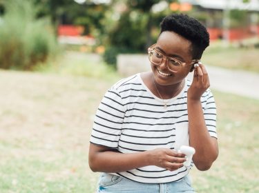 Frau trägt AirPods im Ohr