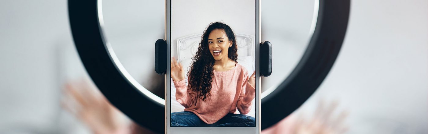 Mädchen filmt NPC-Video in ihrem Zimmer für TikTok