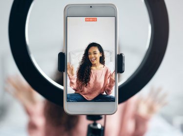 Mädchen filmt NPC-Video in ihrem Zimmer für TikTok