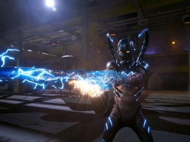 Der Blue Beetle erzeugt ein blaues Riesenschwert