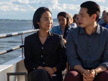 Nora und Hae Sang (Past Lives) unterhalten sich auf einem Schiff