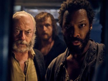 Clemens (Corey Hawkins) and Captain Eliot (Liam Cunningham) in die letzte Fahrt der Demeter