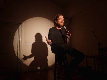 Bo Burnham wird von einem Lichtkegel angestrahlt