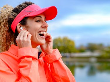 Sportliche junge Frau mit In-Ears
