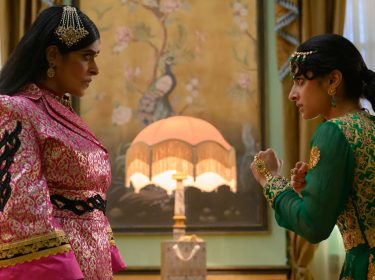 Nimra Bucha als Raheela und Priya Kansara als Ria Khan in Polite Society.