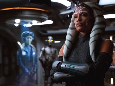 Ahsoka steht mit verkreuzten Armen vor Hologram