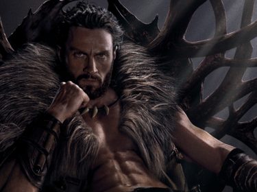 Kraven the Hunter sitzt auf einem Stuhl