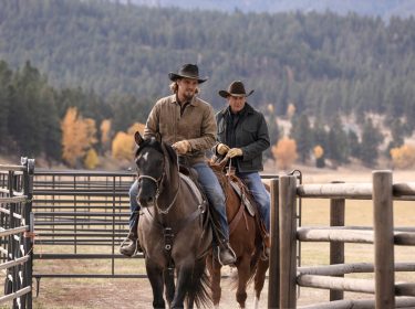 Kevin Costner und Luke Grimes in Yellowstone
