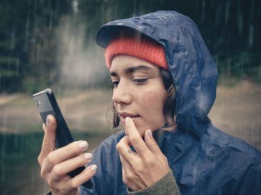 frau telefoniert im regen
