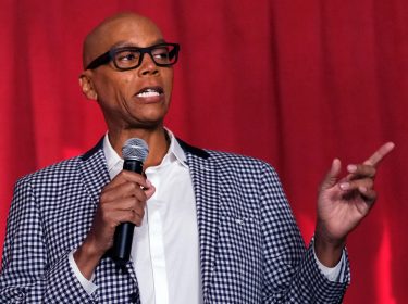 RuPaul hält ein Mirko in der Hand