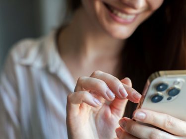 Frau schaltet Live Voicemail auf dem iPhone ein