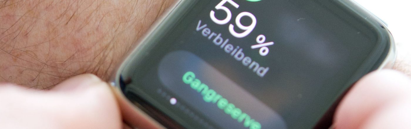 Apple Watch am Handgelenk eines Mannes zeigt Akkustand an mit 59 Prozent verbleibend