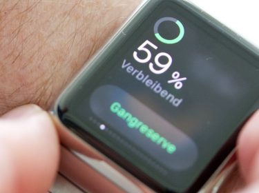 Apple Watch am Handgelenk eines Mannes zeigt Akkustand an mit 59 Prozent verbleibend