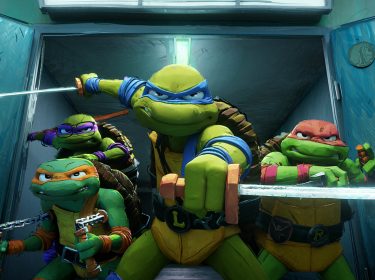 Die vier Ninja Turtles Leonardo, Donatello, Raphael und Michelangelo stehen kampfbereit in einer geöffneten Tür