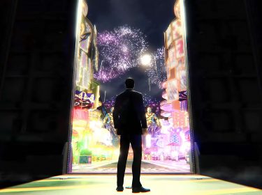 Der Protagonist aus Yakuza: Like A Dragon Gaiden und ein Feuerwerk in der Spielwelt