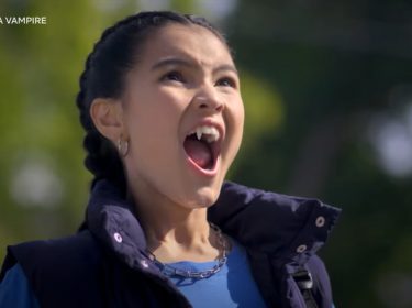 Carmie ist ein Vampir und ihr sind Reißzähne gewachsen