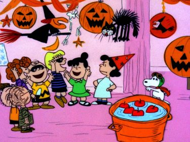 Die Peanuts stehen an Halloween zusammen