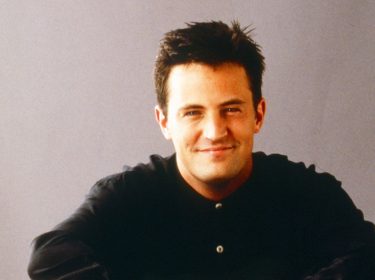 Matthew Perry in einer Friends Szene