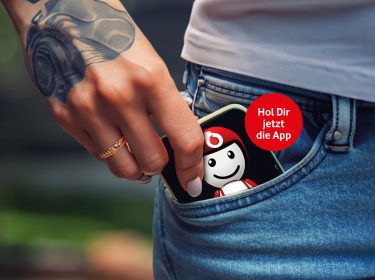 person nutzt sprachasssistent tobi in meinvodafone app
