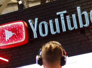 Das Logo von YouTube hängt an einer Wand