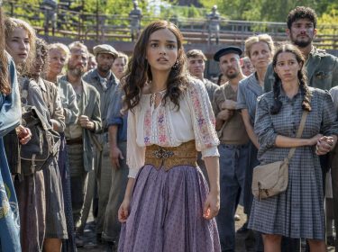 Zachel Regler als Lucy Gray Baird als sie zum Tribut auserwählt wurde. Sie schaut erschrocken