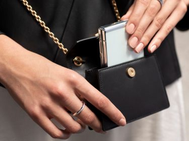 Frau holt Galaxy Z Flip5 aus der Handtasche