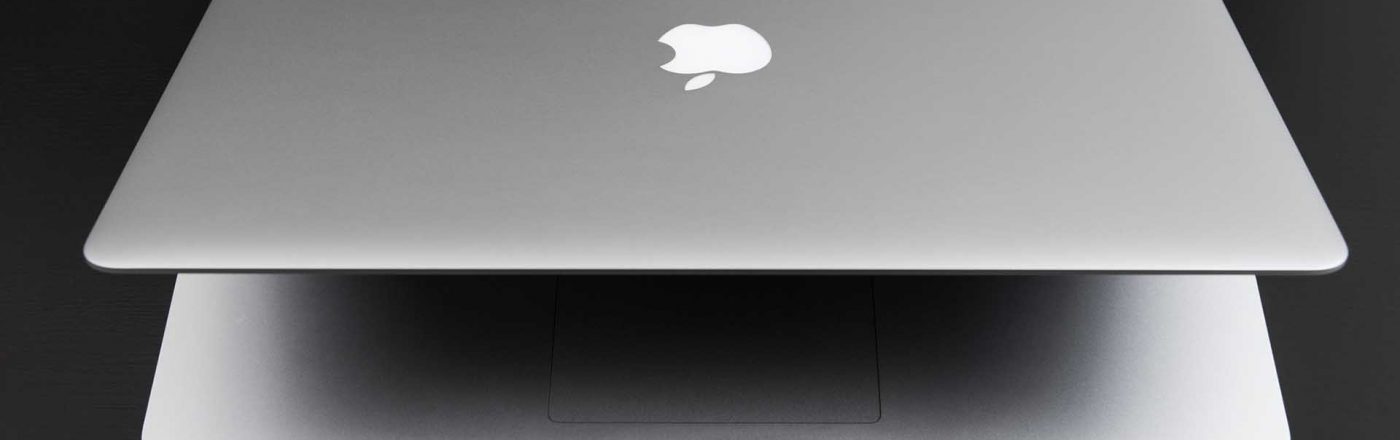 Ein Macbook auf einem schwarzen Holztisch