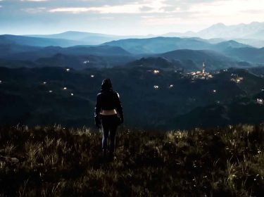 Eine Spieler:in steht auf einem Hügel in Once Human