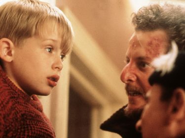 Macaulay Culkin, Daniel Stern und Joe Pescy in einer Szene von 