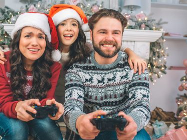 familie zockt playstation an weihnachten