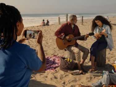 Frau dreht räumliches Video mit dem iPhone 15 Pro.
