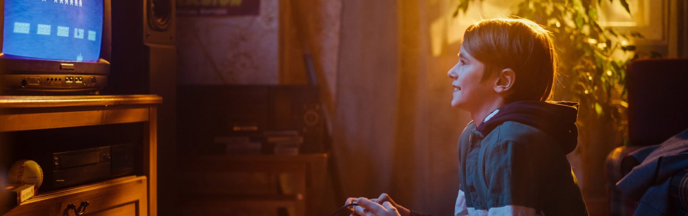 junge spielt in den 80er jahren videospiele daheim