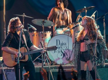 Riley Keough als Daisy Jones und Sam Claflin als Billy Dunne singen zusammen