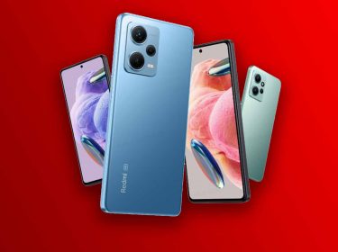 Das Redmi Note 12 vor rotem Hintergrund